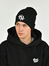 CZARNA CZAPKA WYWIJANA Z BIAŁYM HAFTEM