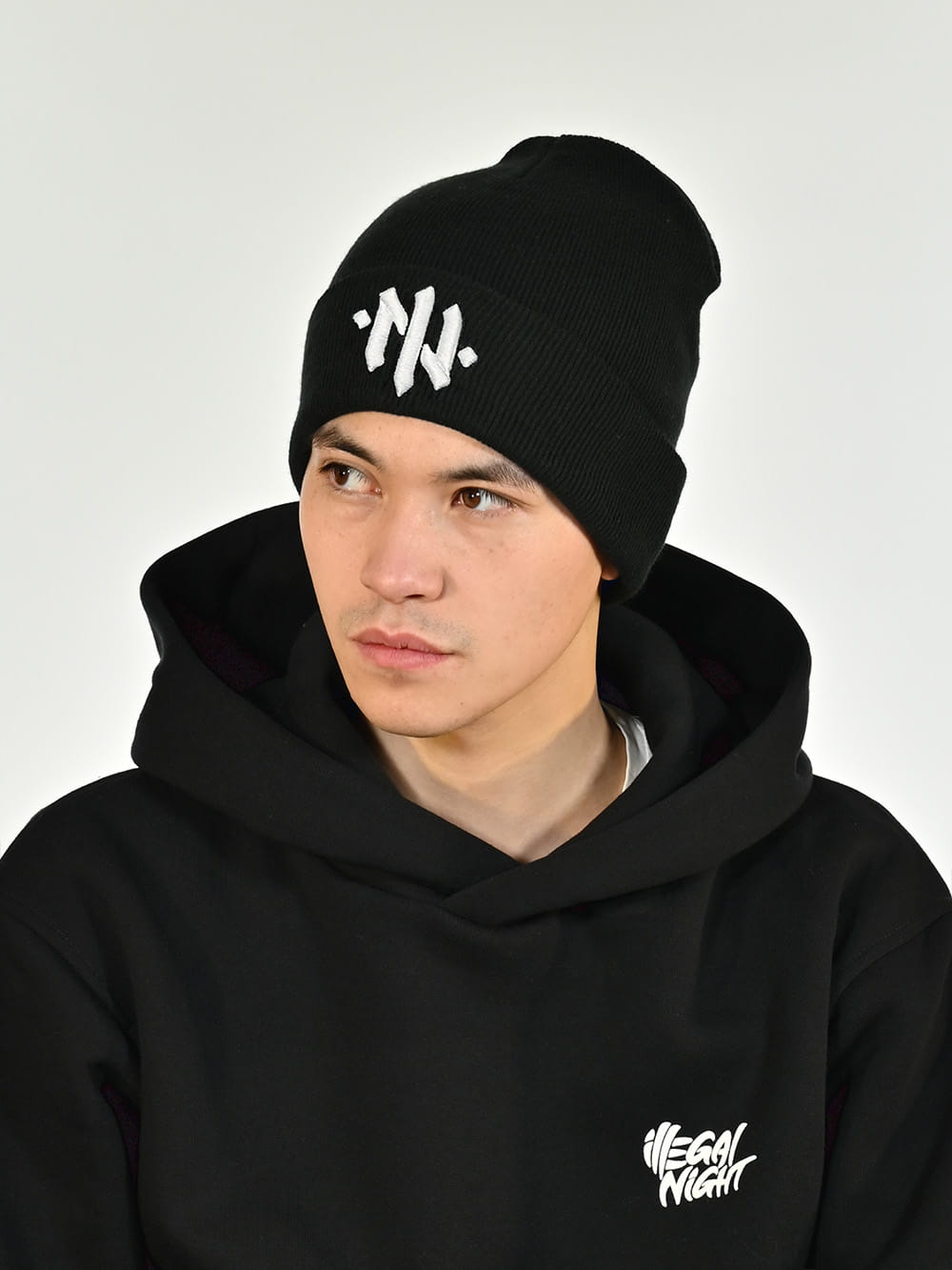 CZARNA CZAPKA WYWIJANA Z BIAŁYM HAFTEM