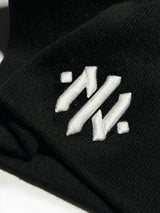 CZARNA CZAPKA WYWIJANA Z BIAŁYM HAFTEM