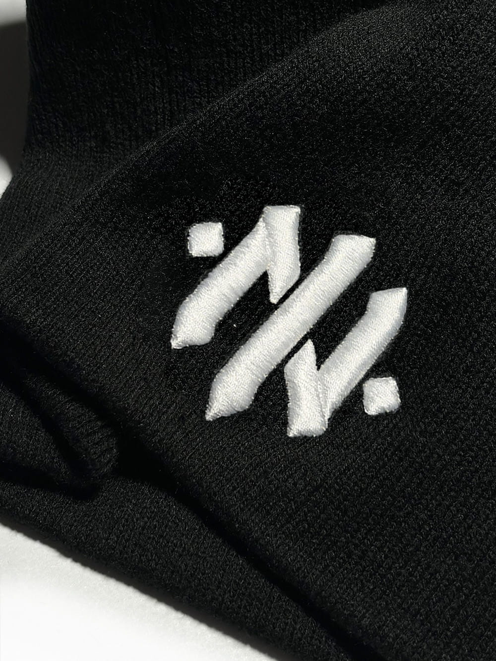 CZARNA CZAPKA WYWIJANA Z BIAŁYM HAFTEM